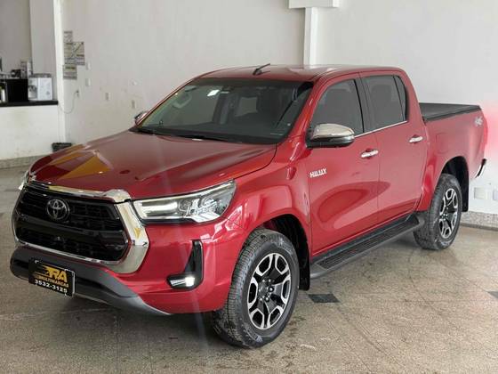 TOYOTA HILUX 2.8 D-4D TURBO DIESEL CD SRX 4X4 AUTOMÁTICO TOYOTA HILUX 2.8 D-4D TURBO DIESEL CD SRX 4X4 AUTOMÁTICO